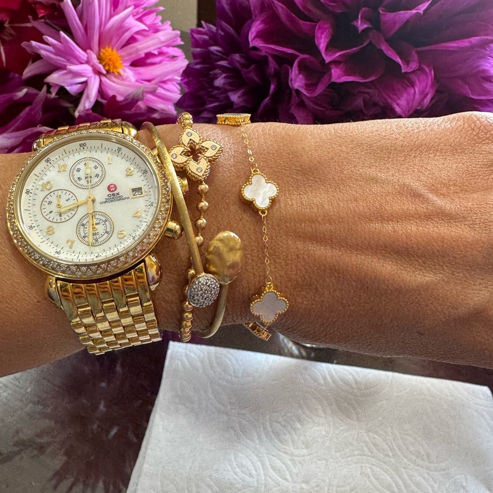 Gold Clover Charm Bracelet - Elegant Women's Bracelet